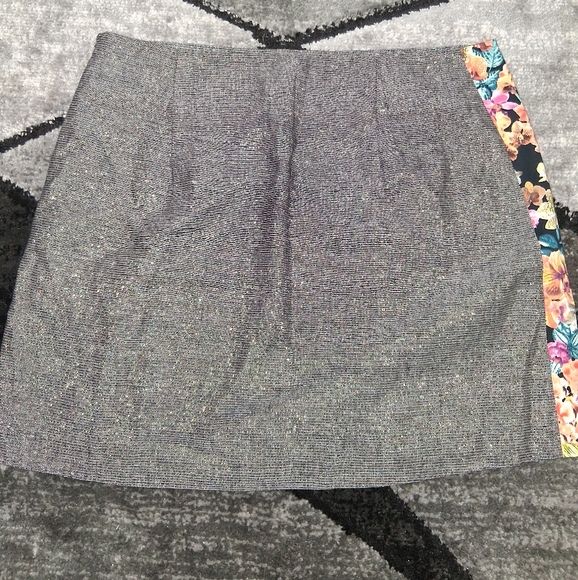 EUC Corey Lynn Calter Gray Size 6 Mini Skirt W Floral Border!! - Picture 6 of 11